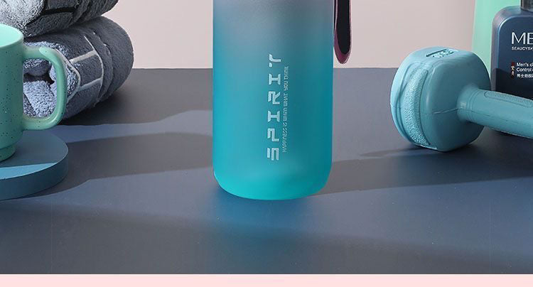 Vaso deportivo para agua para niños 2025, nuevo para verano, portátil, resistente a altas temperaturas, botella para fitness, para estudiantes, de gran capacidad para exteriores.