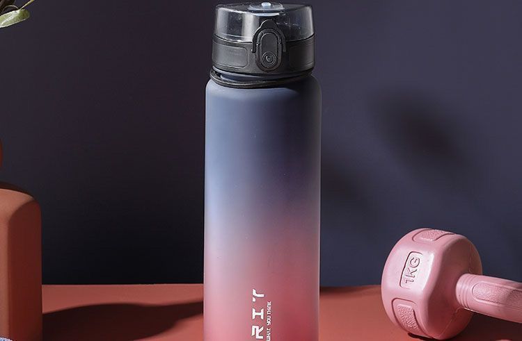 Vaso deportivo para agua para niños 2025, nuevo para verano, portátil, resistente a altas temperaturas, botella para fitness, para estudiantes, de gran capacidad para exteriores.