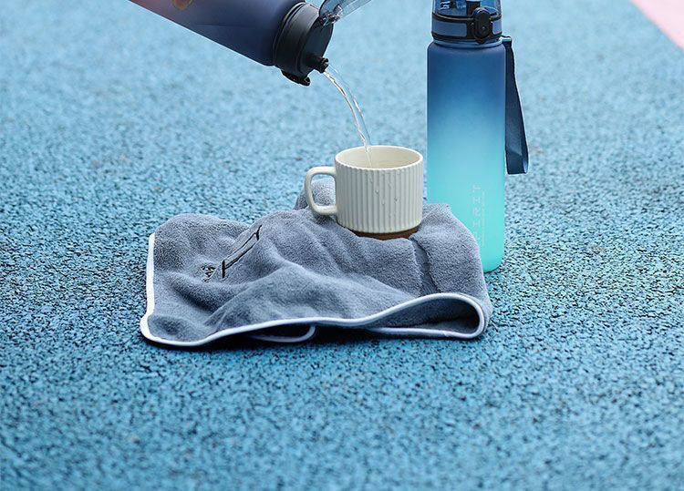 Vaso deportivo para agua para niños 2025, nuevo para verano, portátil, resistente a altas temperaturas, botella para fitness, para estudiantes, de gran capacidad para exteriores.