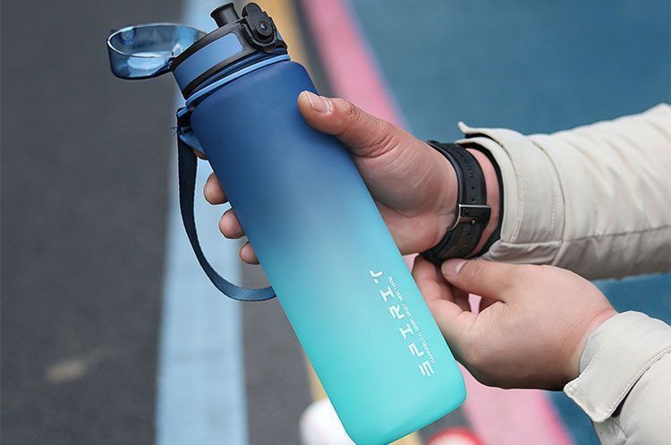 Vaso deportivo para agua para niños 2025, nuevo para verano, portátil, resistente a altas temperaturas, botella para fitness, para estudiantes, de gran capacidad para exteriores.