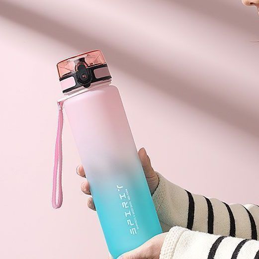Vaso deportivo para agua para niños 2025, nuevo para verano, portátil, resistente a altas temperaturas, botella para fitness, para estudiantes, de gran capacidad para exteriores.
