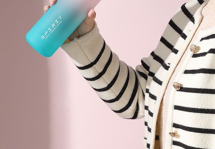 Vaso deportivo para agua para niños 2025, nuevo para verano, portátil, resistente a altas temperaturas, botella para fitness, para estudiantes, de gran capacidad para exteriores.