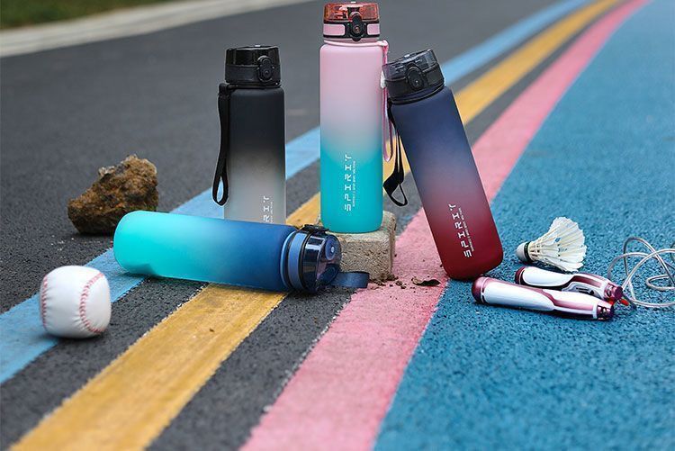 Vaso deportivo para agua para niños 2025, nuevo para verano, portátil, resistente a altas temperaturas, botella para fitness, para estudiantes, de gran capacidad para exteriores.