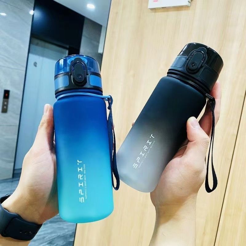 Vaso deportivo para agua para niños 2025, nuevo para verano, portátil, resistente a altas temperaturas, botella para fitness, para estudiantes, de gran capacidad para exteriores.