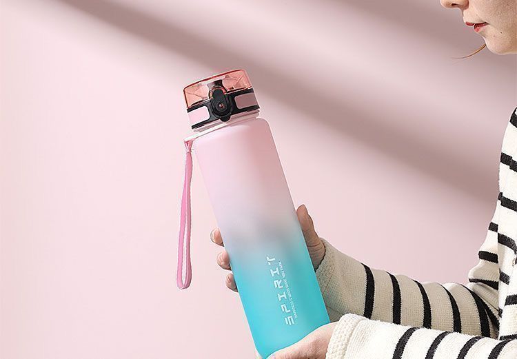 Vaso deportivo para agua para niños 2025, nuevo para verano, portátil, resistente a altas temperaturas, botella para fitness, para estudiantes, de gran capacidad para exteriores.