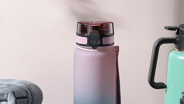 Vaso deportivo para agua para niños 2025, nuevo para verano, portátil, resistente a altas temperaturas, botella para fitness, para estudiantes, de gran capacidad para exteriores.